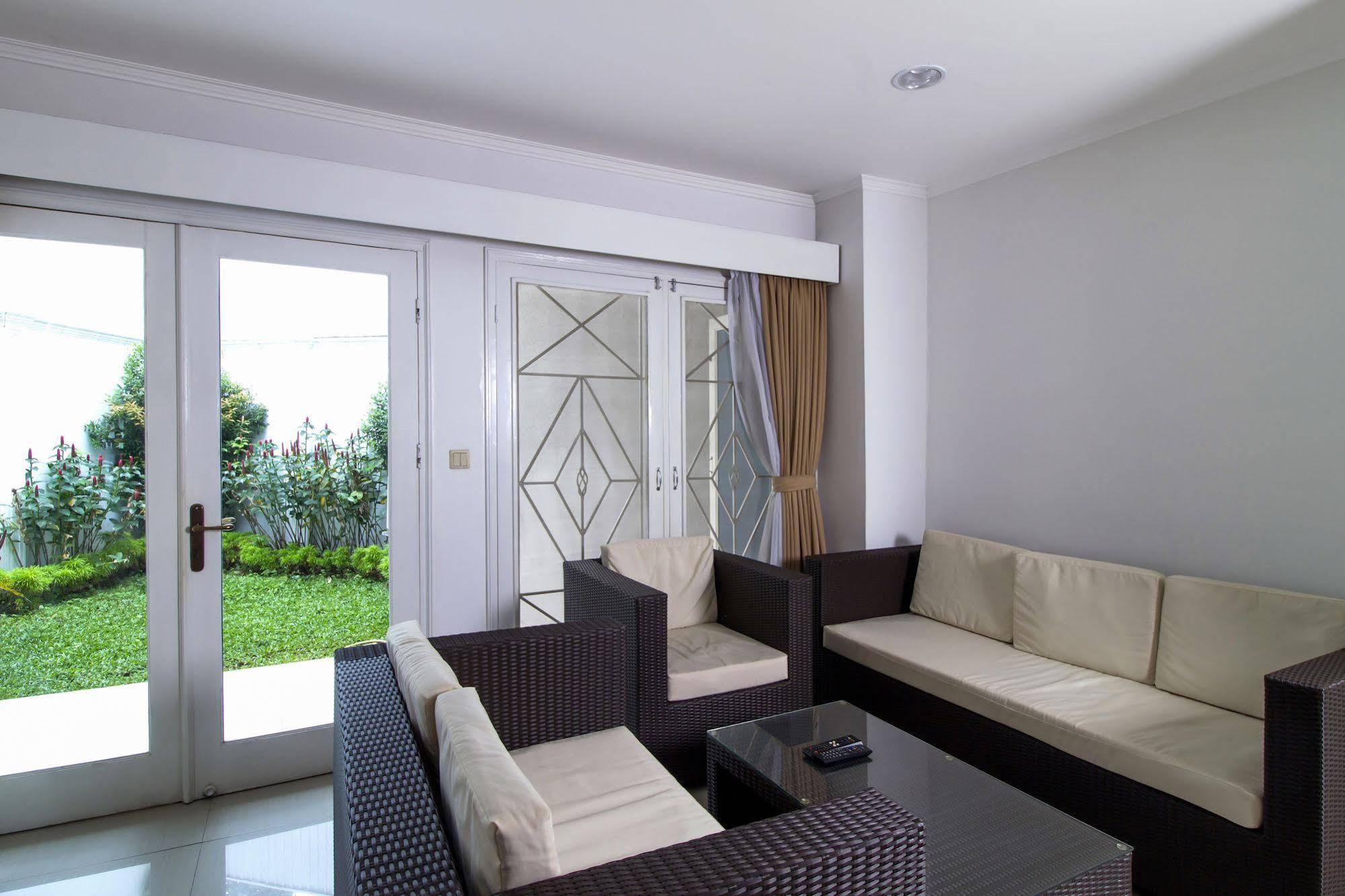 Reddoorz Plus @ Tendean Jakarta Exterior foto