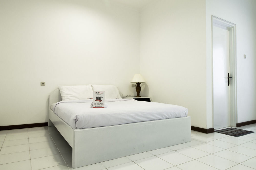 Reddoorz Plus @ Tendean Jakarta Exterior foto