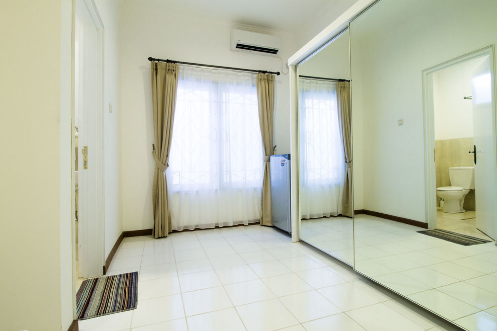 Reddoorz Plus @ Tendean Jakarta Exterior foto