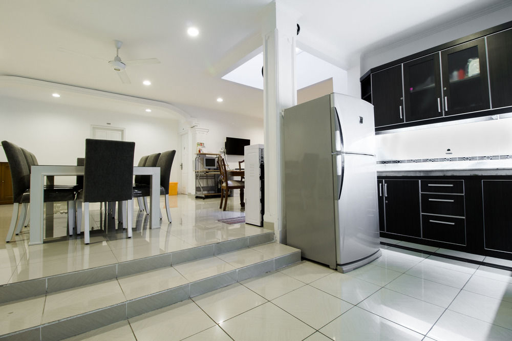 Reddoorz Plus @ Tendean Jakarta Exterior foto