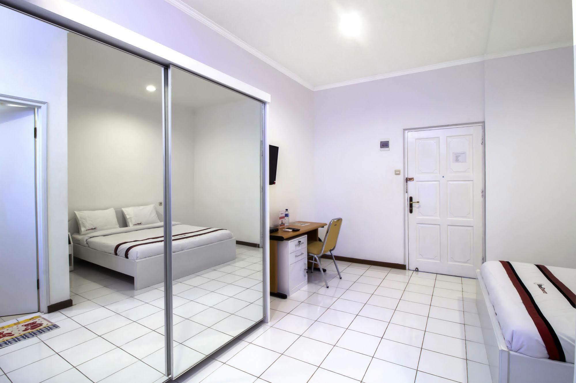 Reddoorz Plus @ Tendean Jakarta Exterior foto