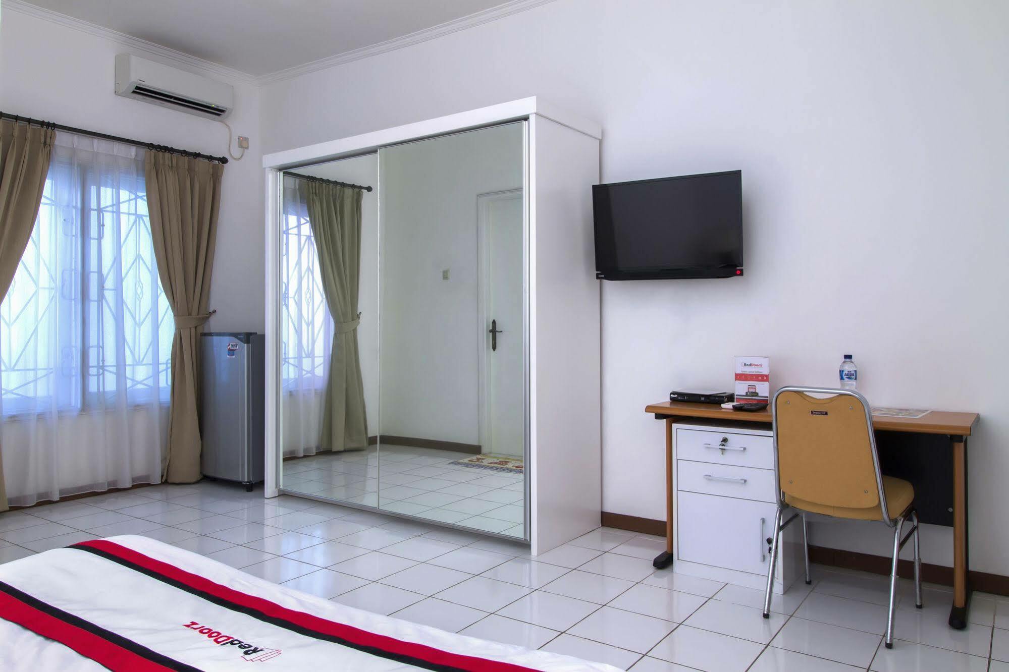 Reddoorz Plus @ Tendean Jakarta Exterior foto