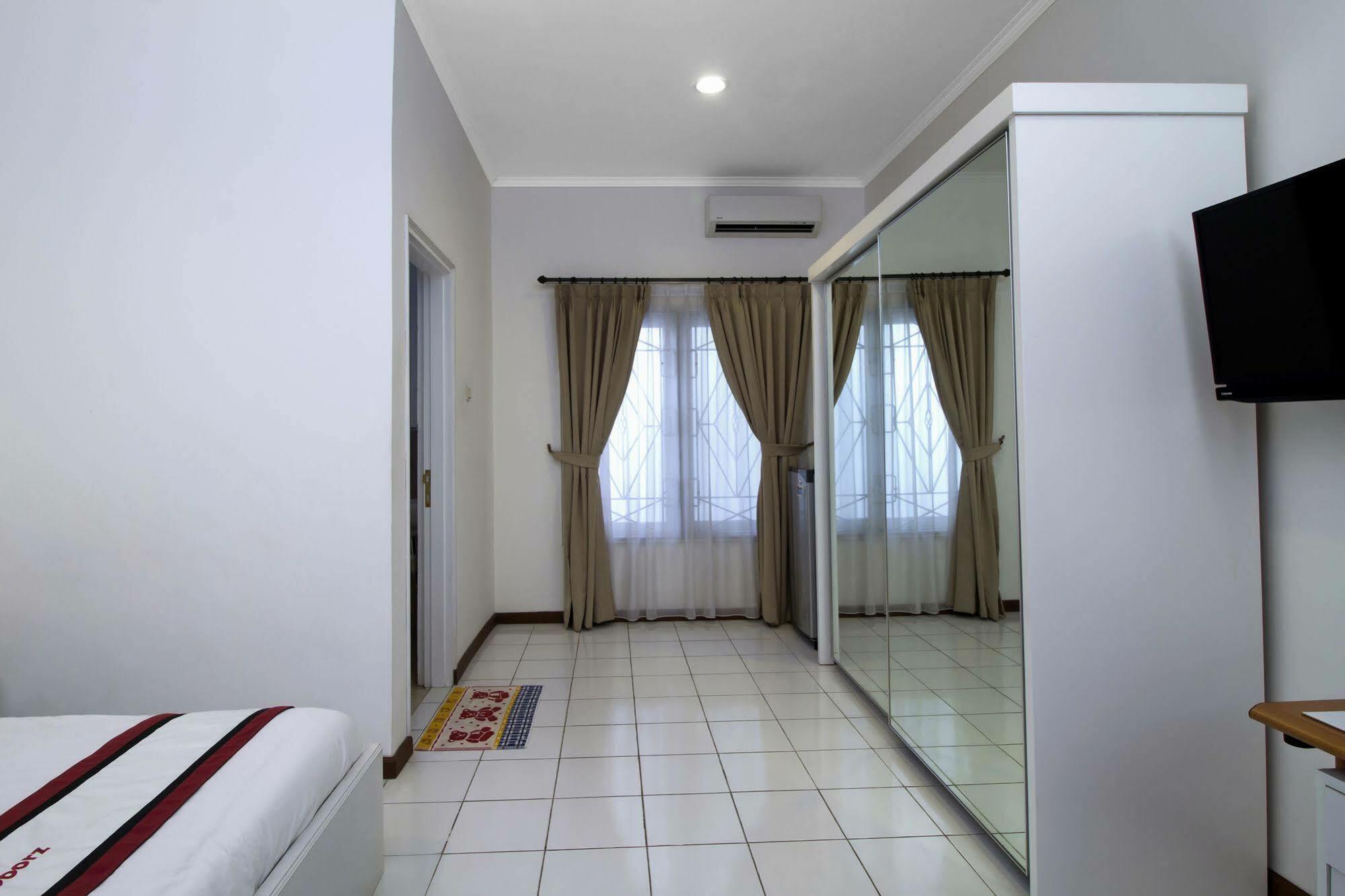 Reddoorz Plus @ Tendean Jakarta Exterior foto