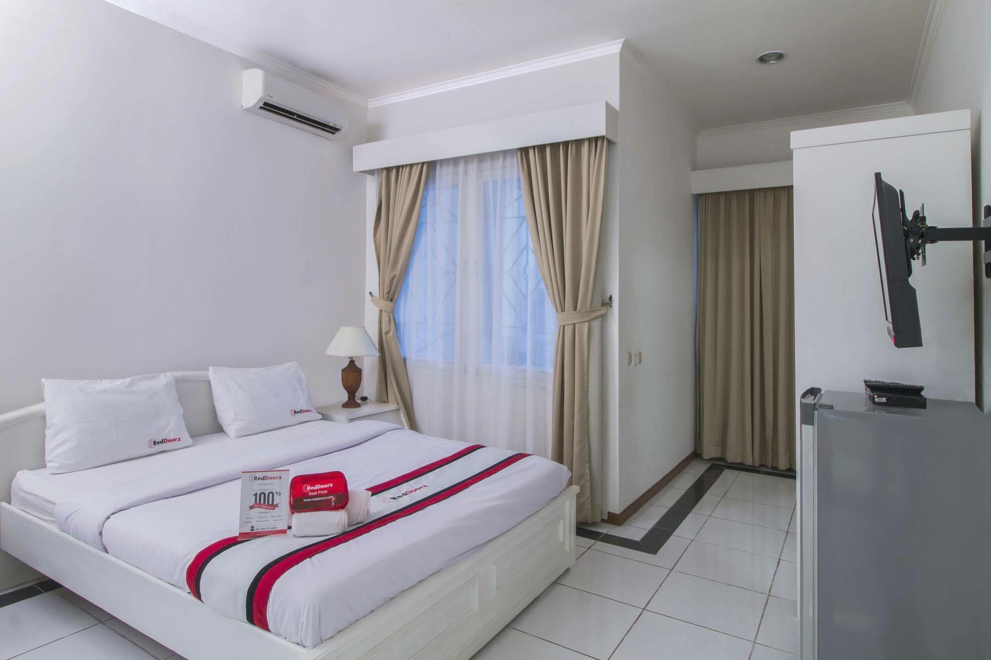 Reddoorz Plus @ Tendean Jakarta Exterior foto