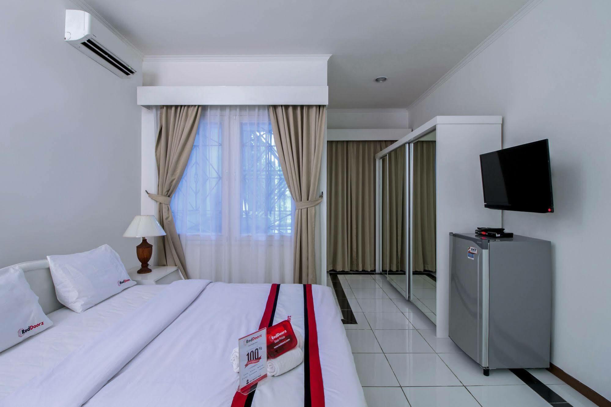 Reddoorz Plus @ Tendean Jakarta Exterior foto
