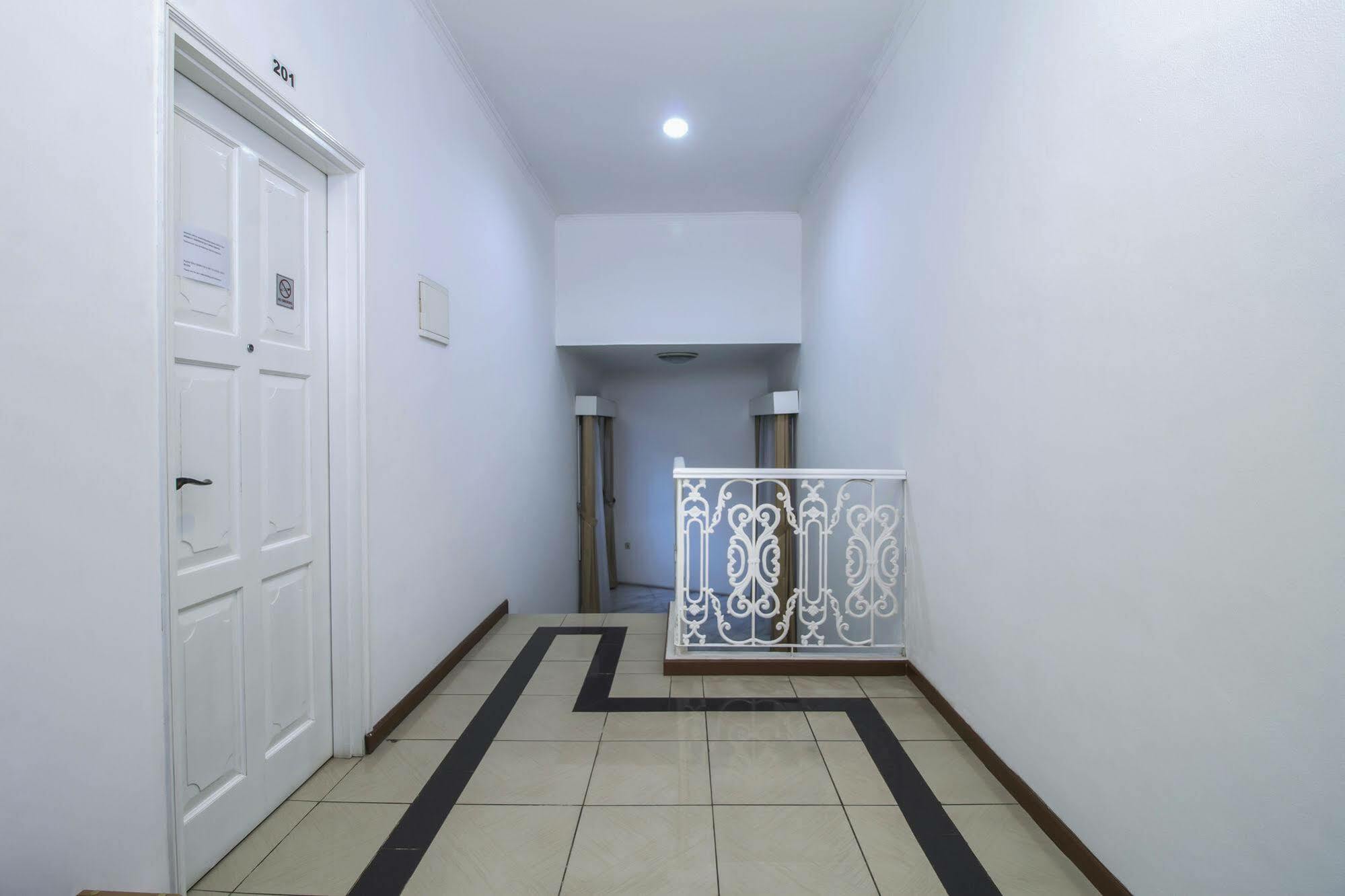 Reddoorz Plus @ Tendean Jakarta Exterior foto