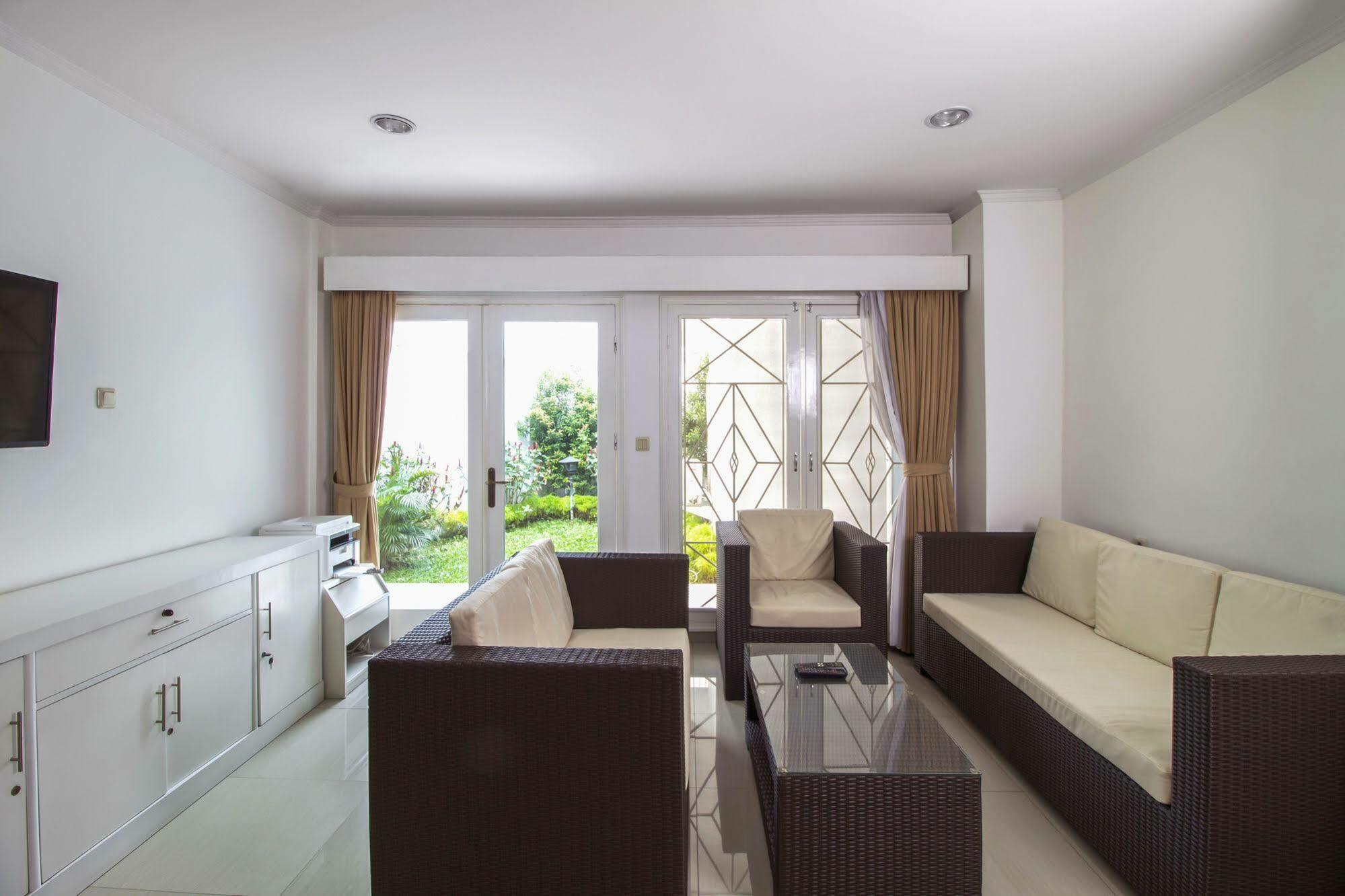 Reddoorz Plus @ Tendean Jakarta Exterior foto